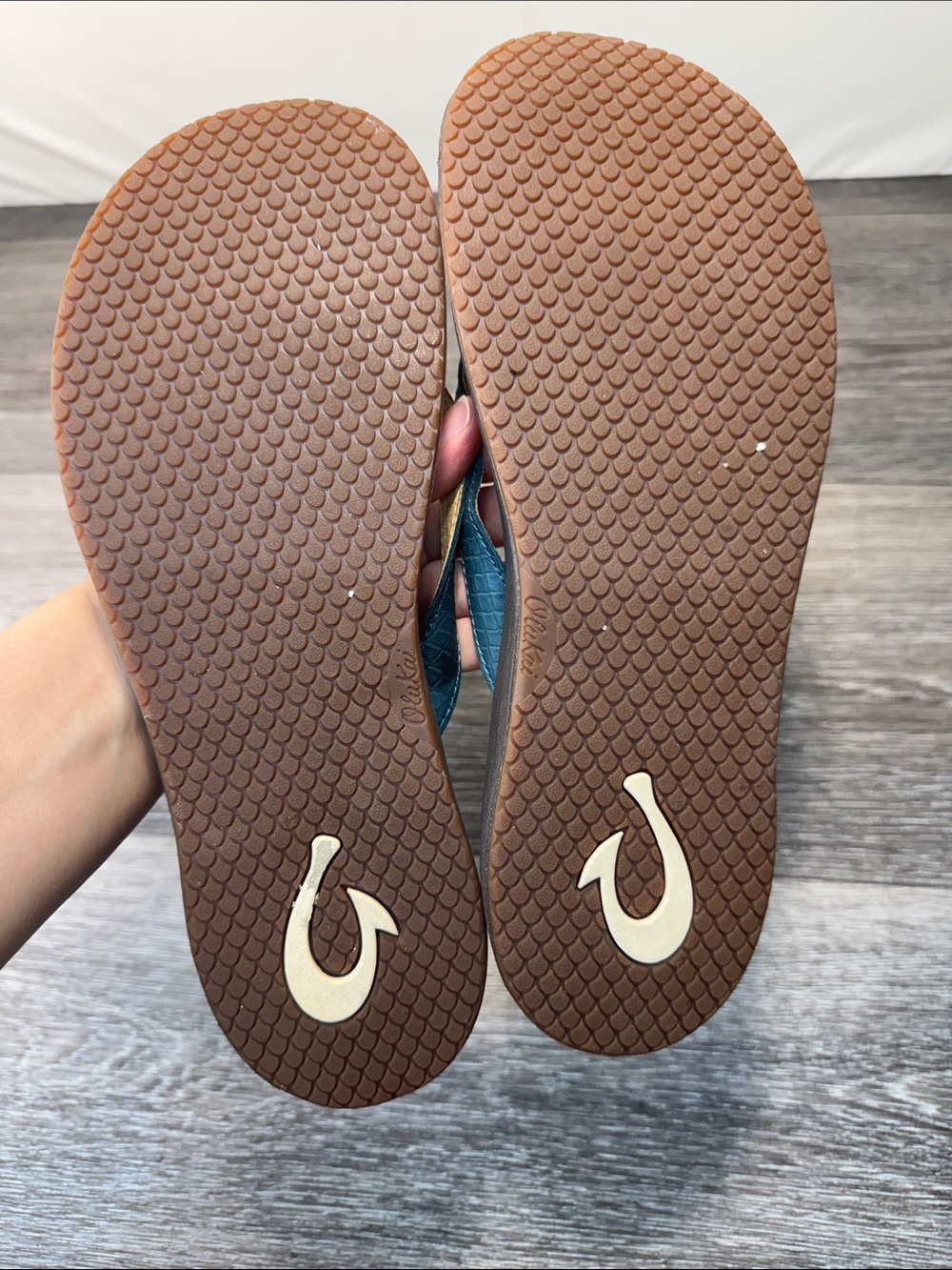 OluKai Brown Leather Flip Sandals with Teal Strap Sz 9 (h60) - Picture 4 of 6